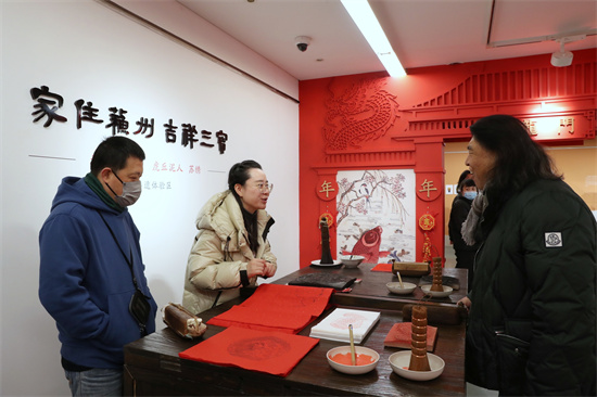 “三寶獻禮” 龍年新春工藝美術特展在蘇州美術館啟幕_fororder_非遺現場展演