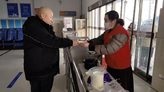 “雷鋒車”手大年初一送餃子 溫暖旅客回家路_fororder_圖片8_副本