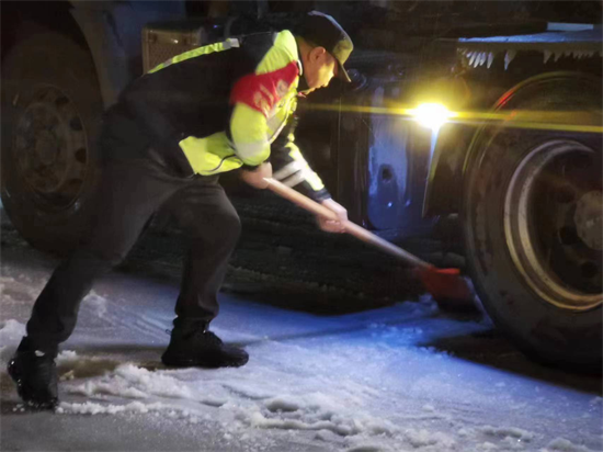 “雪戰”兩晝夜：一名宿遷交警戰冰雪保暢通的故事_fororder_圖片 4