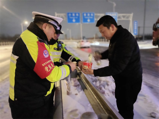 “雪戰”兩晝夜：一名宿遷交警戰冰雪保暢通的故事_fororder_圖片 3