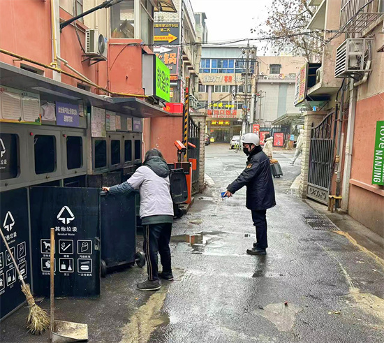 南京市秦淮區朝天宮街道城管中隊加強力度 推動垃圾分類工作再上新臺階_fororder_圖片1