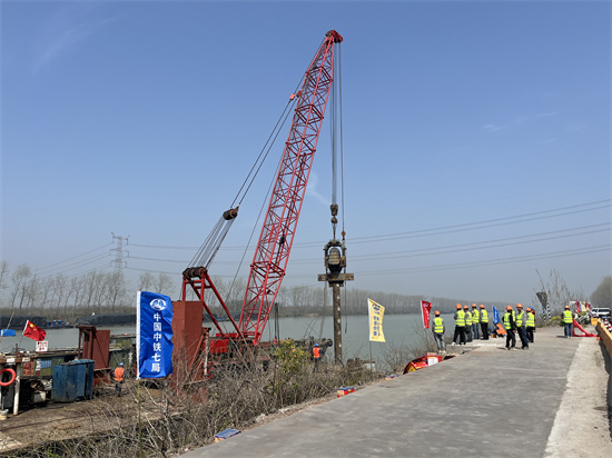 寧鹽高速揚州段高郵湖特大橋跨京杭運河懸澆梁主墩鋼棧橋施工正式啟動_fororder_圖片5