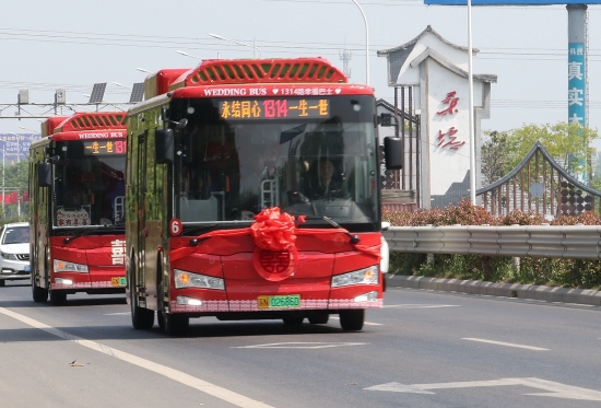 宿遷沭陽：公交婚車“囍”卷全城 “低碳”迎親倡樹“文明新風”_fororder_圖片7_副本