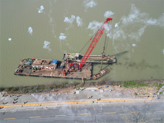 寧鹽高速揚州段高郵湖特大橋跨京杭運河懸澆梁主墩鋼棧橋施工正式啟動_fororder_圖片4