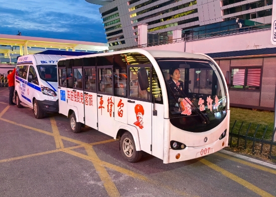 客流高峰保暢通 連雲港“雷鋒車”組顯身手_fororder_圖片1_副本