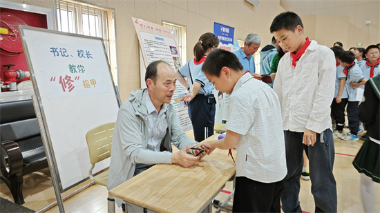 南京瑯小分校天潤城小學開展維修工匠進校園的研“修”活動_fororder_微信圖片_202405101408562