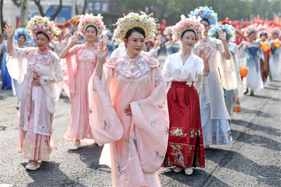 800人巡遊隊伍吆喝“尅龍蝦”_fororder_微信圖片_20240613112459