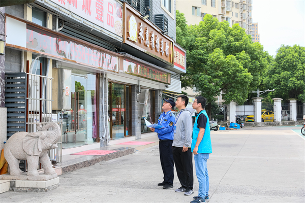 擦亮城市“容顏” 南京市雨花臺區城管部門開展店招標牌專項整治_fororder_25