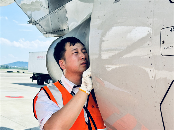 高溫下的熱血 東航機務人員無懼“烤”驗守護平安_fororder_微信圖片_20240805165702