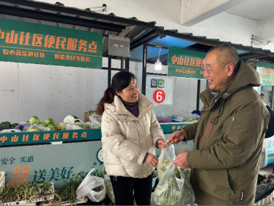 泰州海陵城中中山社區人大代表聯繫點將代表履職清單化為便民服務動力_fororder_IMG_0747