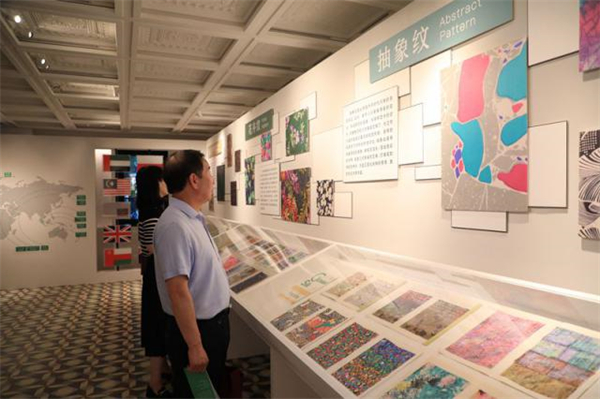 見證口述檔案紀錄片 蘇州舉辦“絲綢印花與國際時尚展”_fororder_8