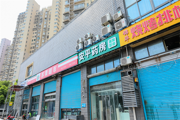 擦亮城市“容顏” 南京市雨花臺區城管部門開展店招標牌專項整治_fororder_24