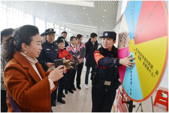 （供稿 社會廣角列表 三吳大地南京 移動版）南京火車站開展趣味普法活動