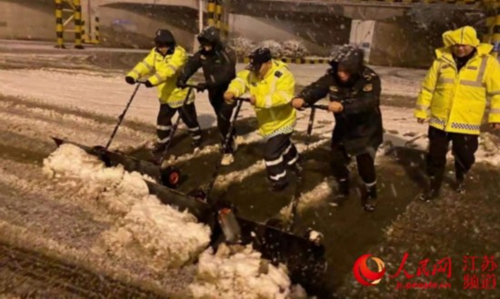 （焦點圖）南京降下2020年第一場雪 萬餘人出動保暢通