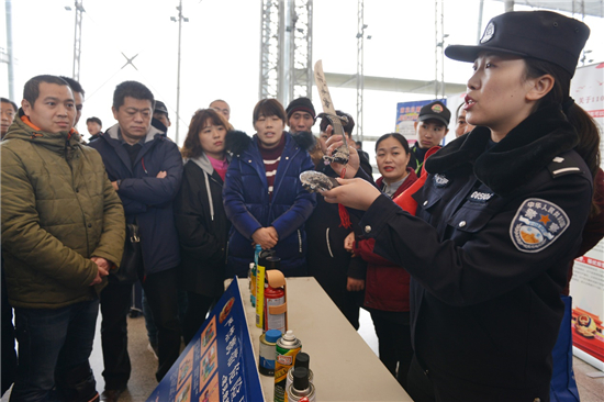 （供稿 交通運輸列表 三吳大地南京 移動版）南京鐵警開展“平安出行 祝福相伴”活動