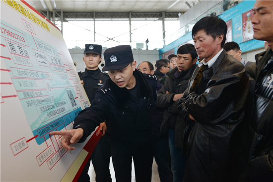 （供稿 交通運輸列表 三吳大地南京 移動版）南京鐵警開展“平安出行 祝福相伴”活動