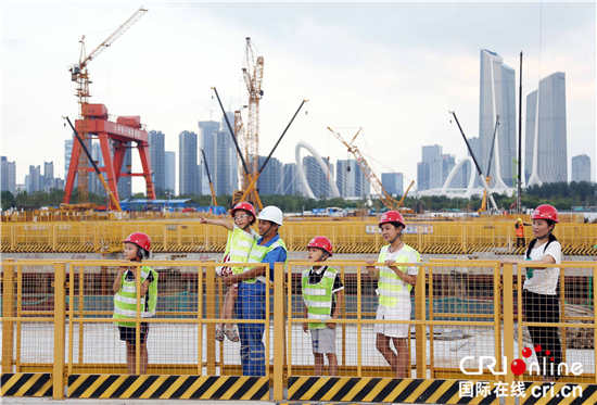 （供稿 社會廣角列表 三吳大地南京 移動版）特殊小“客人”來南京五橋工地送驚喜