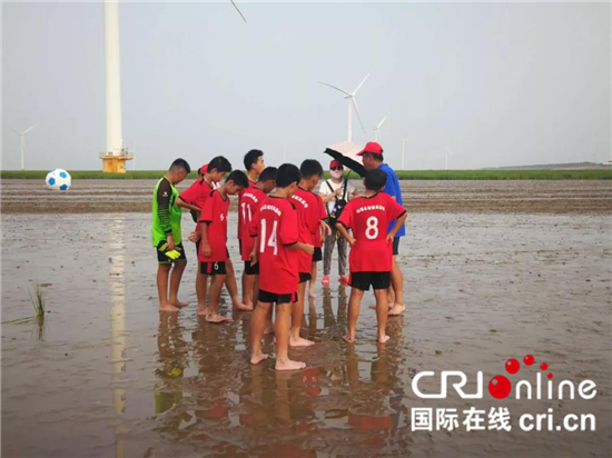 （供稿 文體圖文 CHINANEWS帶圖列表 移動版）南通第二屆“小洋口杯”青少年灘塗足球賽閉幕