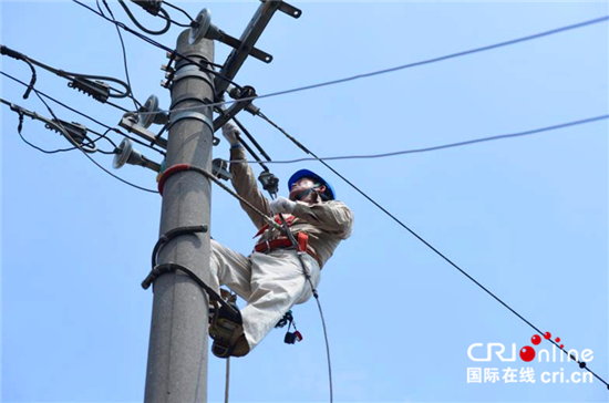 （供稿 社會廣角列表 CHINANEWS帶圖列表 移動版）與時間賽跑 南京高溫天氣下的電力搶修工