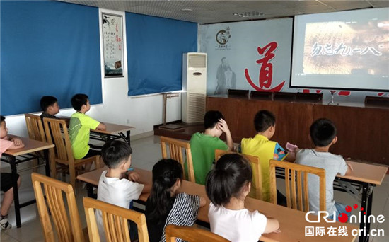 （供稿 文體列表 三吳大地泰州 移動版）泰州海陵工人社區組織觀看《勿忘九一八》