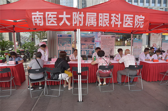 （供稿 公益列表 三吳大地南京 移動版）江蘇眼科專家義診活動走進青海貴德縣