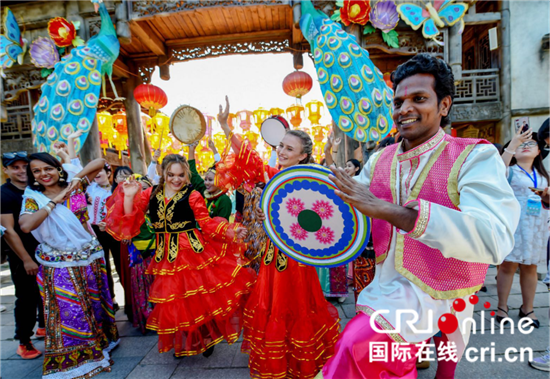 （供稿 旅遊列表 三吳大地鎮江 移動版）多國民俗亮相鎮江寶華山第三屆國際民俗文化節