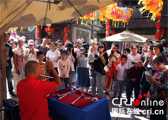 （供稿 旅遊列表 三吳大地鎮江 移動版）多國民俗亮相鎮江寶華山第三屆國際民俗文化節