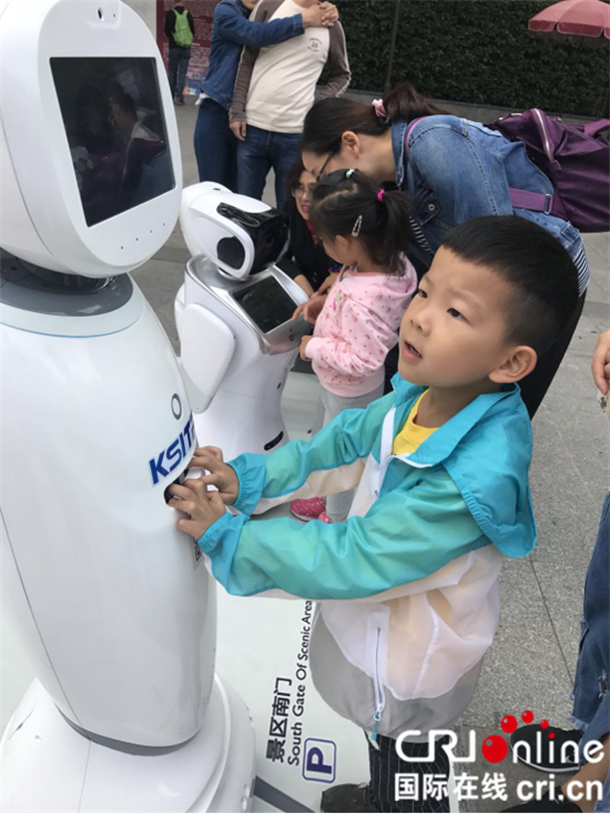 急稿（供稿  社會廣角列表 三吳大地南京 移動版）智慧機器人亮相南京棲霞山帶遊客賞楓葉