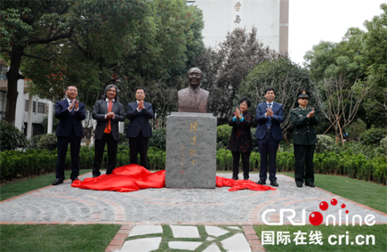 （供稿 社會廣角列表 三吳大地南京 移動版）著名核科學家陳達院士塑像在南京航空航天大學揭幕