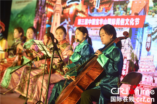 （供稿 文體列表 三吳大地鎮江 移動版） “寶華之夜”民俗傳承公益晚會亮相鎮江千華古村