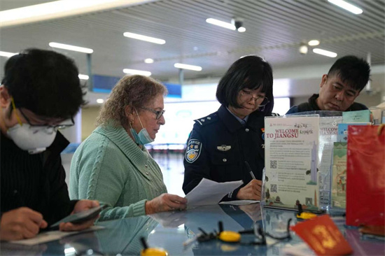 2025年春運首日 南京空港口岸迎來出入境客流高峰