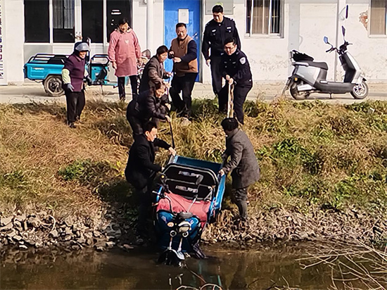 “暖心瞬間 配文表揚” 南通如皋警民合力拉起落水電動三輪車