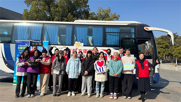 春運期間東航江蘇公司在南京大學開展大巴車進校園公益行銷活動