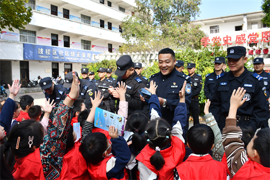 青春護航 萌娃“探”警——徐州市公安局鼓樓分局舉行警營開放日活動