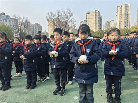 南京市瑯琊路小學分校天潤城小學開展“勿忘國恥 圓夢中華”國家公祭日主題教育