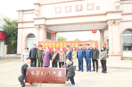 見證軍人榮譽 共享榮耀時刻 ——徐州市鼓樓區人武部聯合為二等功臣家庭送喜報_fororder_圖片 2