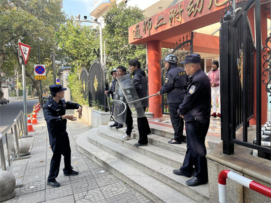 南通崇川：“警”然有序 和平橋派出所站好護學每一崗