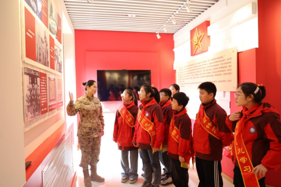 江蘇省軍區第一離職幹部休養所聯合徐州市光榮巷小學開展“學雷鋒”活動_fororder_圖片 2