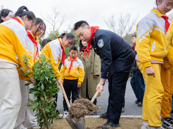 童心同植綠 科普進校園 長航南通公安攜多家單位開展志願服務活動_fororder_圖片 1