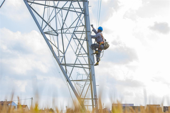 國網淮安供電公司檢修超高壓輸電線路護航電力可靠供應