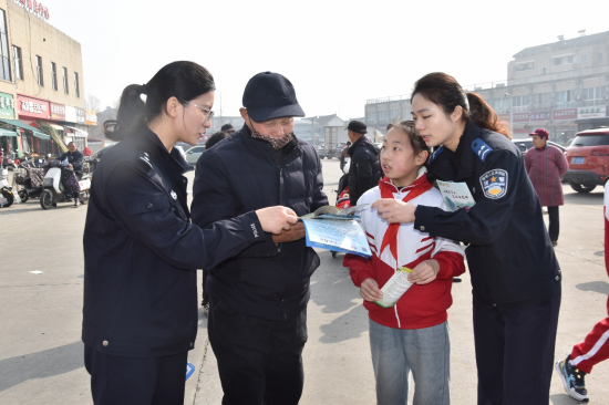 傳承雷鋒精神交通志願護航 南通通州交警聯合多部門開展文明交通實踐活動_fororder_圖片 1