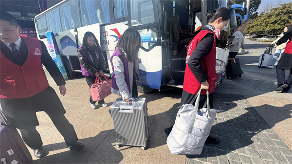 春運期間東航江蘇公司在南京大學開展大巴車進校園公益行銷活動