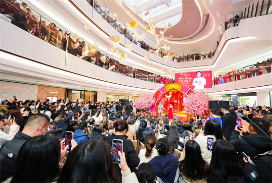 香港演員古天樂現身南京ifc商場 助陣綵燈鴻運庭園迎新歲啟動禮人氣高