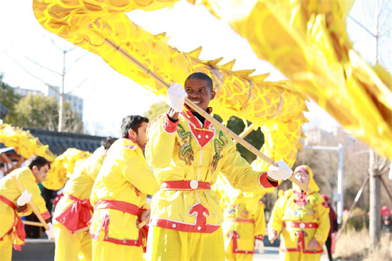 “祥蛇舞韻慶新歲 中外共鑒民俗情” 南通市崇川區陳橋街道開展中外文化交流活動