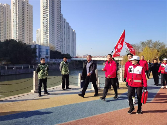 泰州海陵城中街道退役軍人助力健步走