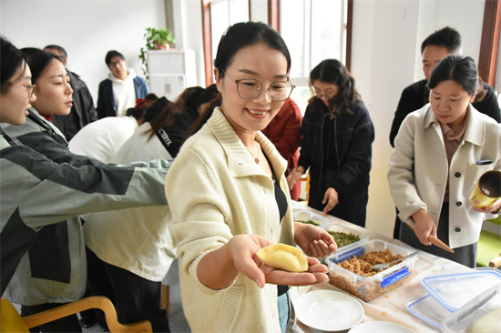 泰州興化戴南鎮“百煉成鋼”培訓三班學員請養老中心老人吃“彩色餃子”