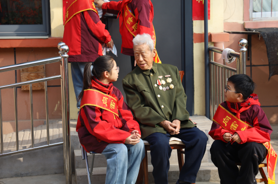 江蘇省軍區第一離職幹部休養所聯合徐州市光榮巷小學開展“學雷鋒”活動_fororder_圖片 1