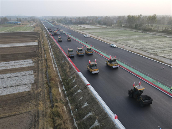 徐州東部繞越高速公路路面3標率先完成瀝青下面層施工