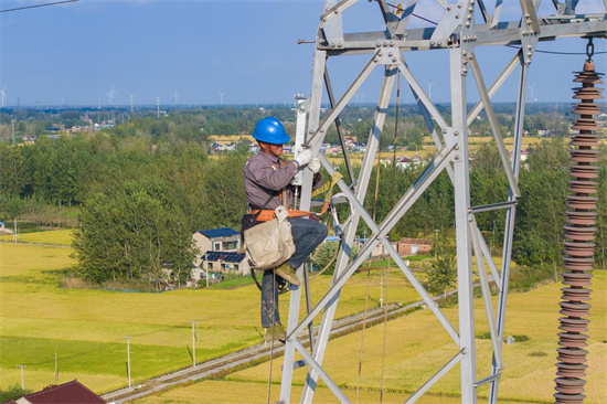 國網淮安供電公司檢修超高壓輸電線路護航電力可靠供應