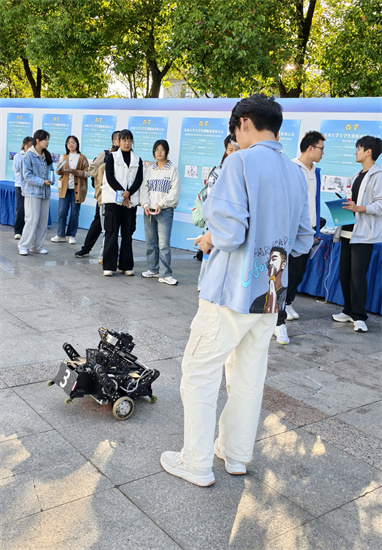 組團玩轉高科技 東南大學第十八屆大學生創新成果展示會舉行